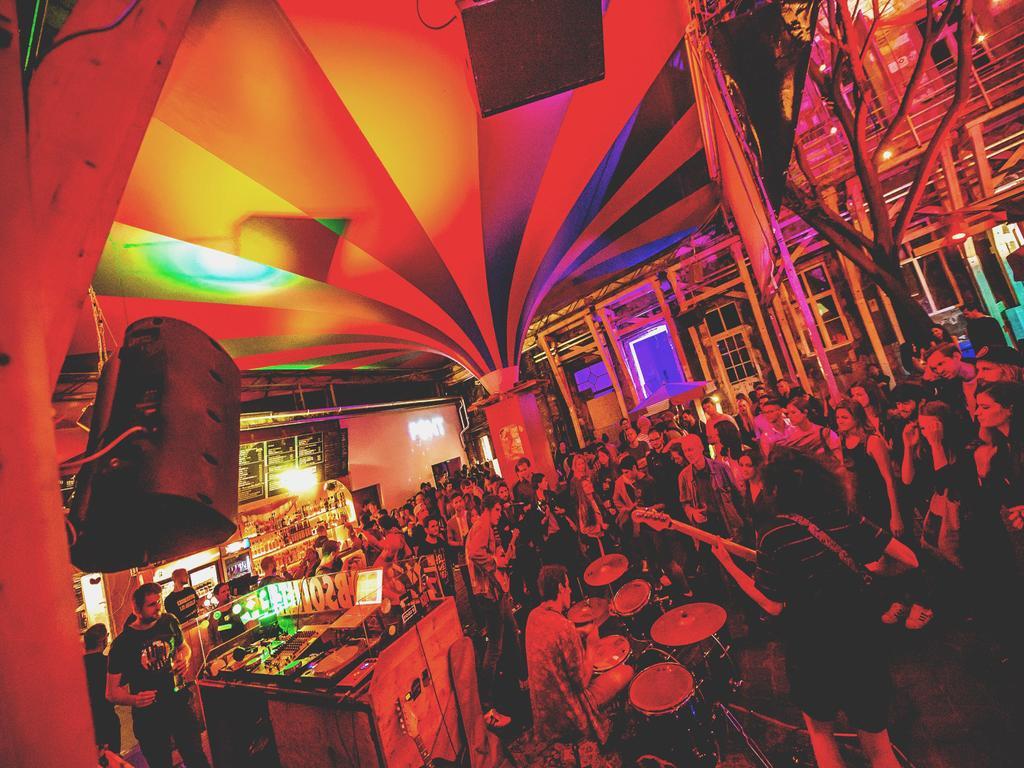 Ruin Bar Party Hostel - Budapest — Photos 2